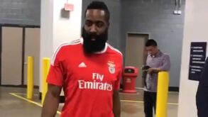 Estrela da NBA chega ao jogo... equipada à Benfica
