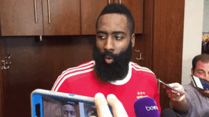 James Harden começou e acabou a noite... à Benfica