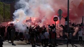 Adeptos despedem-se do Benfica com tochas e gritos de incentivo