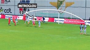 Mitroglou fatura nas costas de Caué