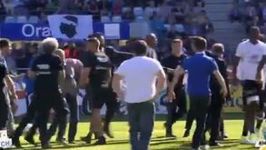 Adeptos do Bastia invadem relvado e agridem jogadores do Lyon
