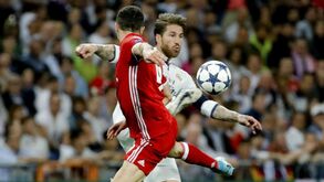 Sergio Ramos pede a Piqué que rebobine a cassete do jogo com o PSG em Camp Nou