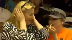 Sons de sexo interrompem jogo de ténis: 