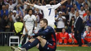 Foi neste lance que Neuer fraturou o pé esquerdo