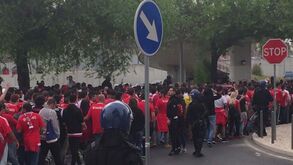 Assim foi a saída dos adeptos do Benfica rumo a Alvalade 