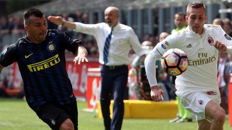 Inter e AC Milan empatam em final de jogo polémico (2-2)