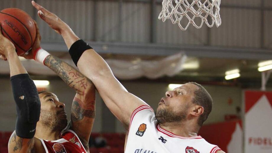 Benfica sofre pesada derrota em casa da Oliveirense