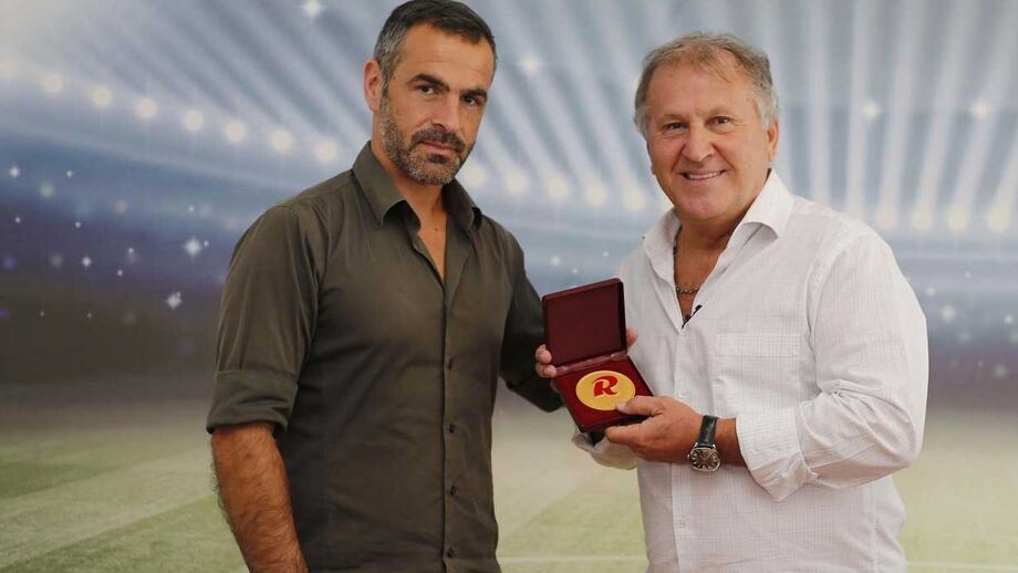 Record de Ouro. Zico recebeu o prémio atribuído pelo nosso jornal, que distingue as grandes figuras do desporto. "Coisa linda! Obrigado". A honra é nossa