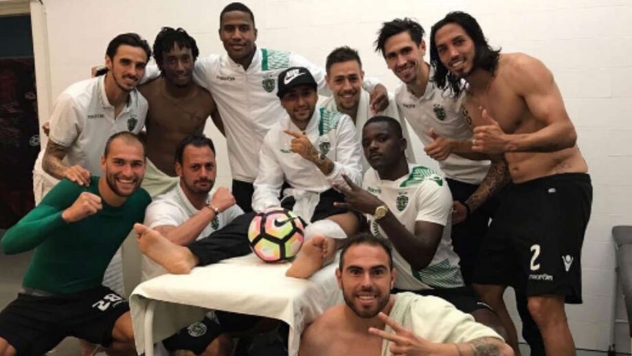 Plantel leonino foi celebrar vitória com o 'azarado' do dia