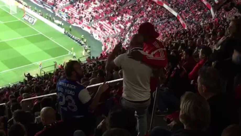 Durante o encontro, dois adeptos benfiquistas 'expulsaram' um adepto portista da sua zona nas bancadas da Luz