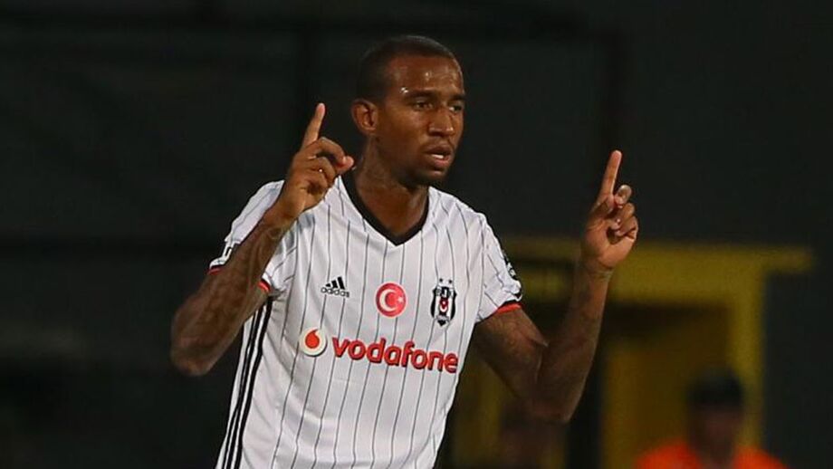 Interesse do Man. United espevitou o brasileiro