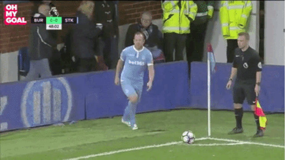 E tudo acabou com mão de Charlie Adam