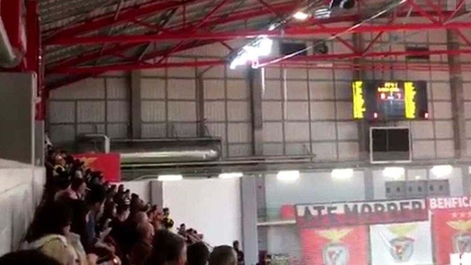 O Sporting, através do seu diretor de comunicação Nuno Saraiva, denunciou os assobios dos No Name Boys no dérbi de hoje entre Benfica e Sporting em futsal, na Luz, a imitar o som do very light