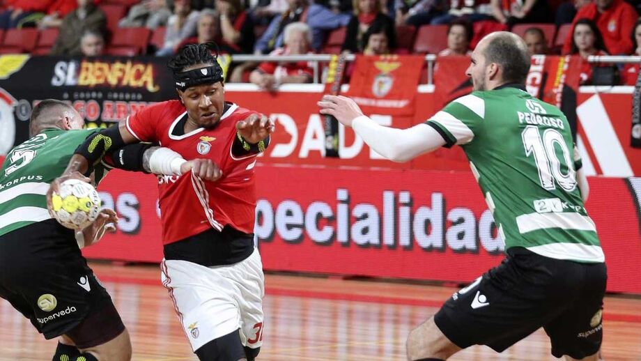 Para além do assobio a imitar um very light, ouviram-se outros cânticos no dérbi em andebol