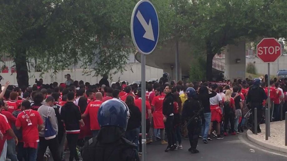 Não faltaram os cânticos na caminhada até ao dérbi 