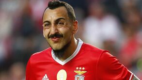 Mitroglou sofre para jogar