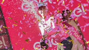 Greipel veste camisola rosa pela primeira vez, Rui Costa em 10.º