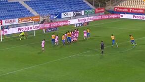 Mattheus virou o jogo no Estoril com 'tiro' de livre direto