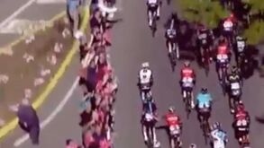 Ciclista pega-se com outro no Giro e empurra-o contra o público