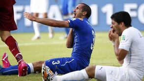 Mordidela a Chiellini tirou 80 mil euros a Luis Suárez de imediato
