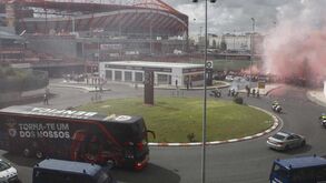 Receção dos adeptos ao autocarro do Benfica está a dar que falar e percebe-se porquê... 
