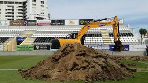 Obras no relvado arrancaram esta segunda-feira