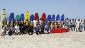 Um adeus à procura de uma boa onda 