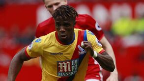 Wilfried Zaha renova com o Crystal Palace 
