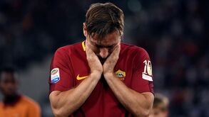 Totti despede-se dos relvados em lágrimas