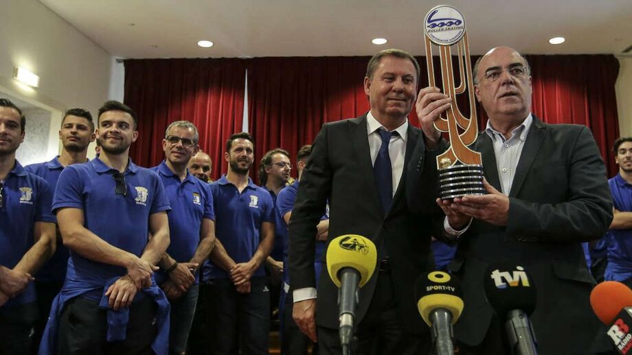 Francisco Dias da Silva (à esquerda) entrega a Taça CERS ao presidente da Câmara Municipal de Barcelos