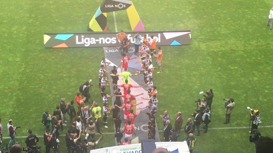 À entrada para o relvado, os jogadores do Boavista fizeram uma guarda de honra aos benfiquistas