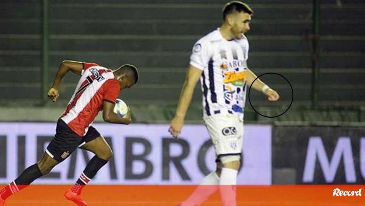 Futebol, jogo de futebol. Um jogador atirando no gol realizando um