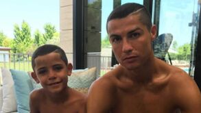 Cristianinho copia o pai e tem visual à Champions 