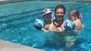 Folga de Adrien Silva passada na piscina em família