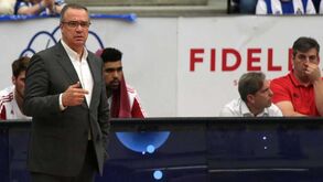 Benfica confirma saída de Carlos Lisboa do comando técnico