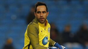 Claudio Bravo: «Ederson? Já sabia há muito e não me preocupa»