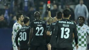 Árbitro que expulsou Danilo diz que não teria recorrido ao vídeo-árbitro nesse lance