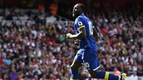 Pai de Lukaku afasta o filho de Mourinho e Conte... para bem longe