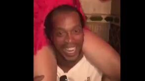 Ronaldinho apanhado em discoteca com rapariga aos ombros