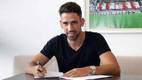 Rani Khedira troca Leipzig pelo Augsburgo