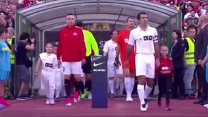 Figo e Berbatov brilham entre estrelas