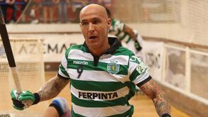 Pedro Gil de cabeça perdida no final do dérbi... até o 'stick' atirou