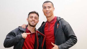 Cristiano Ronaldo ofereceu troféu de melhor em campo a Bernardo Silva
