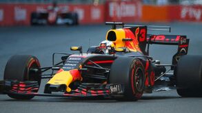 GP do Azerbaijão: Ricciardo vence corrida... de carrinhos-de-choque