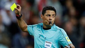 Árbitro iraniano Alireza Faghani no Portugal-Chile