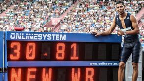 Van Niekerk bate recorde mundial dos 300 metros