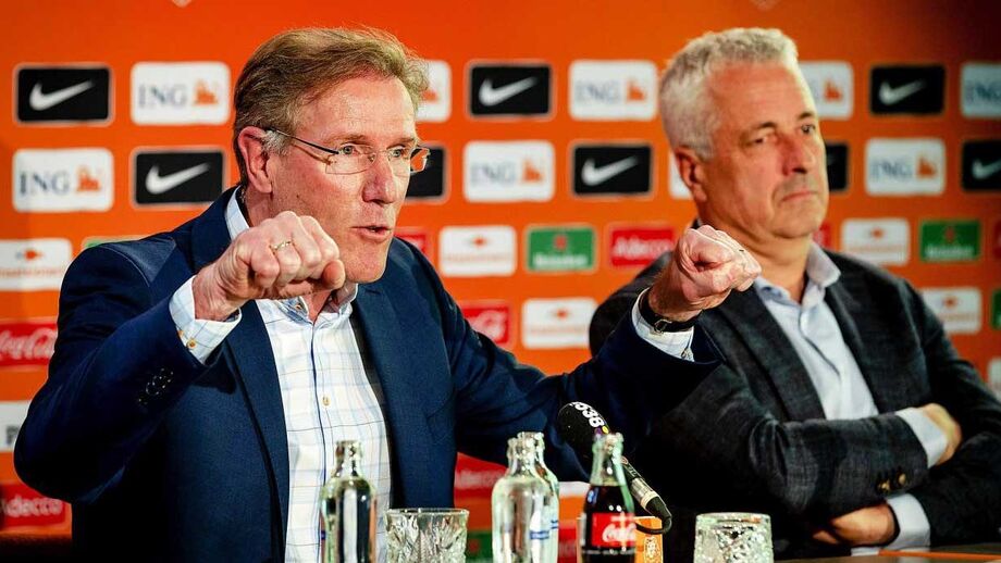 Hans van Breukelen e Jean Paul Decossaux, diretor técnico e diretor comercial da federação holandesa, anunciaram o novo selecionador