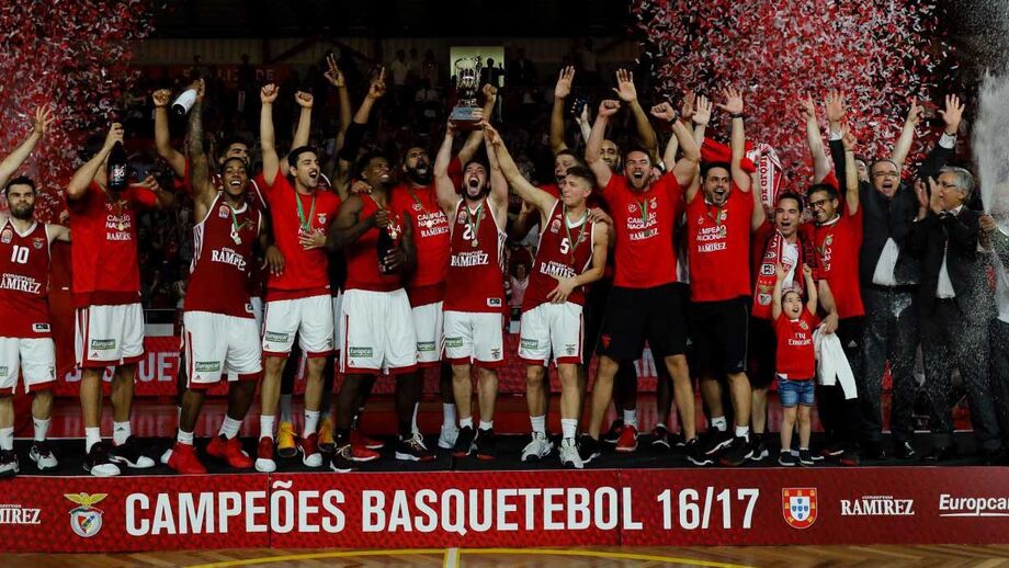 Benfica 'varre' FC Porto e sagra-se campeão