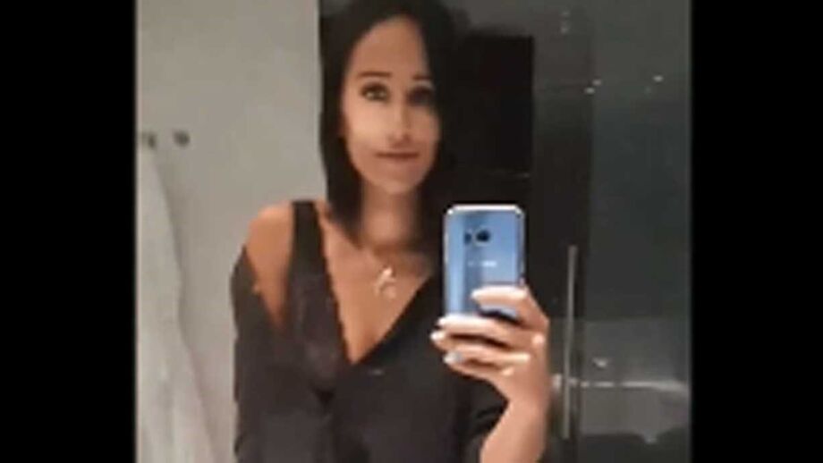 Um espelho, um telemóvel, uma música sexy e... isto!