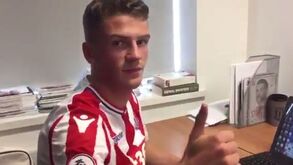Stoke City anuncia reforço de forma original